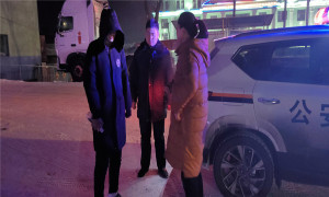 男孩赌气离家出走  民警冒雪连夜找回