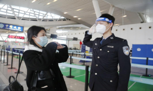 杭州边检民警收到出境旅客爱的表白