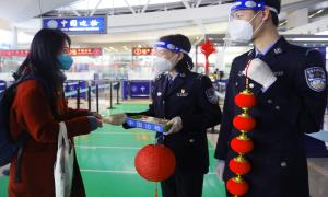 杭州边检民警与出入境旅客共迎元宵节
