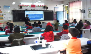 开学第一课 爱店边检民警为驻地学生开展法治暨国家安全专题授课