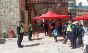 平安“护学岗” 点亮“平安伞”
