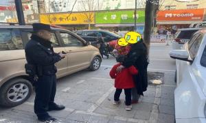 4岁男童走失 民警暖心找回