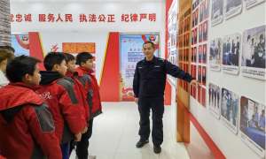 凭祥边境检查站与萌娃共贺新春