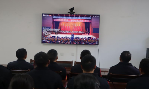 丙中洛边境检查站组织收听收看怒江傈僳族自治州第十二届人民代表大会第一次会议