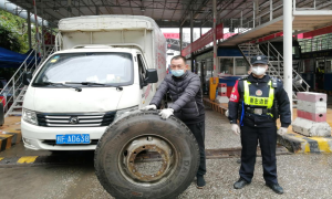 货车备胎突然掉落 移民管理警察热心追还