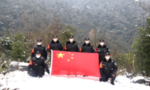 戍边民警春节“不打烊” 大雪巡逻“送”平安