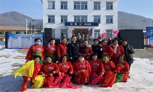 秧歌走进派出所 警民同庆鱼水深