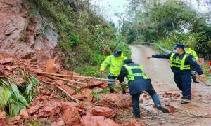 强降雨后突发山体塌方 凭祥边境管理大队民警徒手及时清障