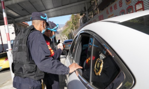 向元宵节坚守岗位戍边警察致敬！