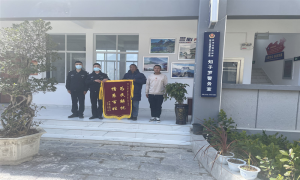 为民服务显真情 村民感激送锦旗