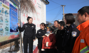 陆地国界法进村屯 海报宣传专为边民