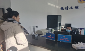 春节“不打烊” 服务不缺位