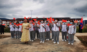 学生登门闹元宵与移民管理警察同庆佳节