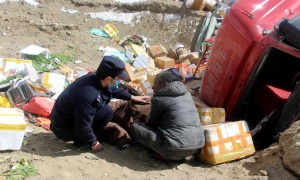 货车侧翻 戍边民警紧急救援
