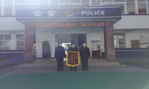 民警破案追回财物 群众感激献上锦旗