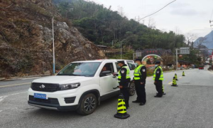 马吉边境派出所联合交警开展春节期间道路安全检查活动