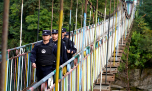 元宵节：独龙江畔移民管理警察的坚守与陪伴
