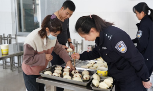 花桥坝边境检查站与临近企业共同欢庆元宵佳节