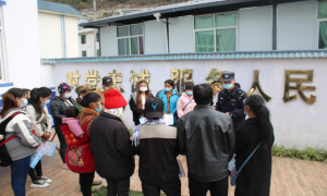 石月亮边境派出所开展节前防范电信诈骗活动