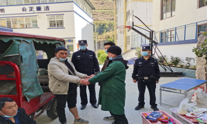 争抢摊位闹纠纷 民警调解促和谐