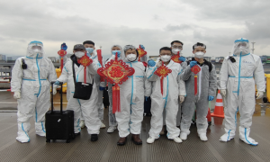 梅山边检“大白”为入境船员新春送祝福