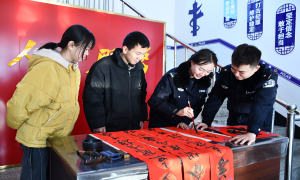 四道沟边境派出所民警送“五福”迎新春