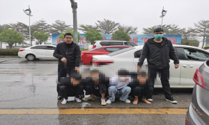 4人结伙抢手机 3小时便落网