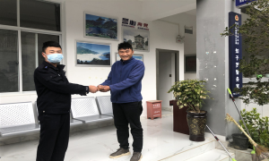 村民拾金不昧 民警助力归还