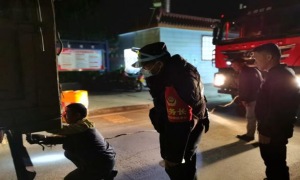 深夜货车抛锚 移民管理警察解难