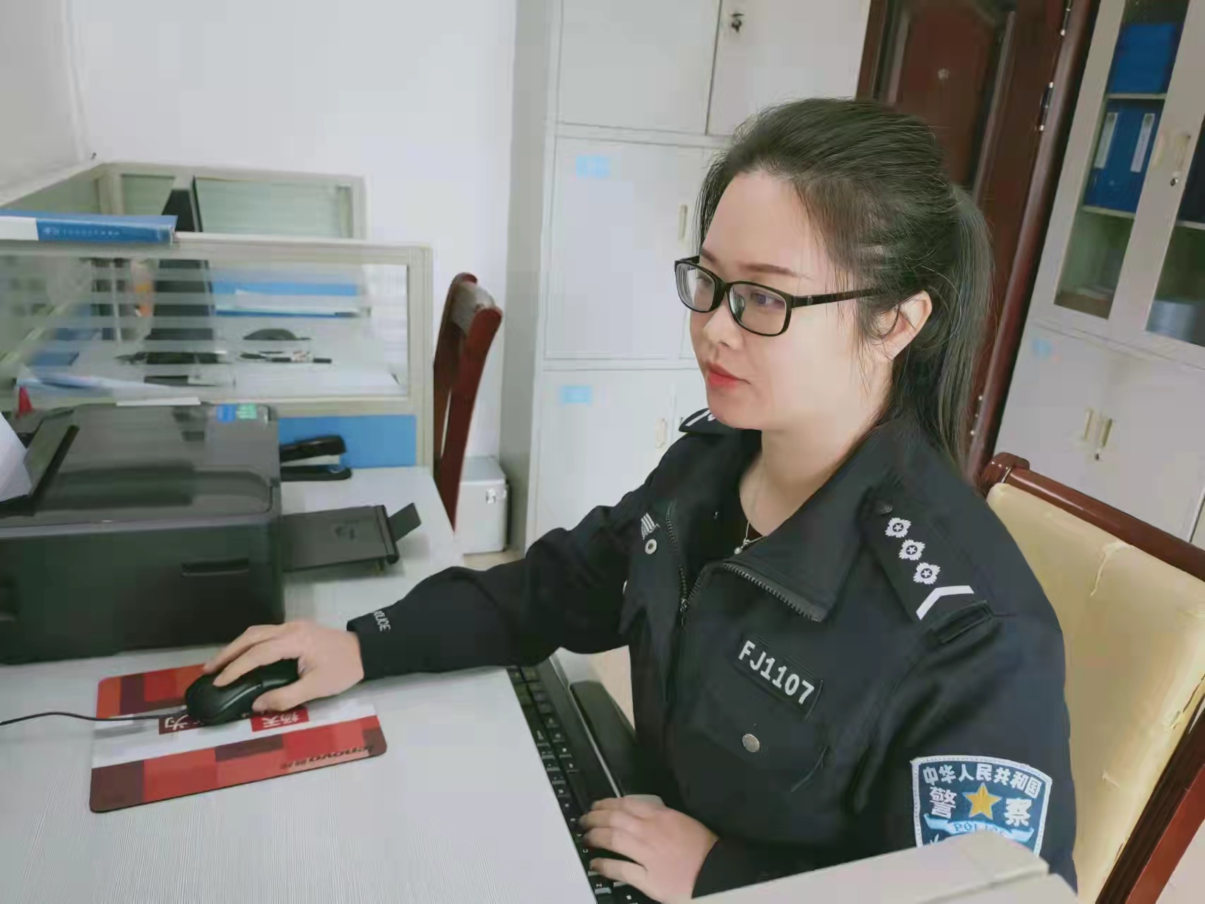 梁英霞在日常办公.jpg