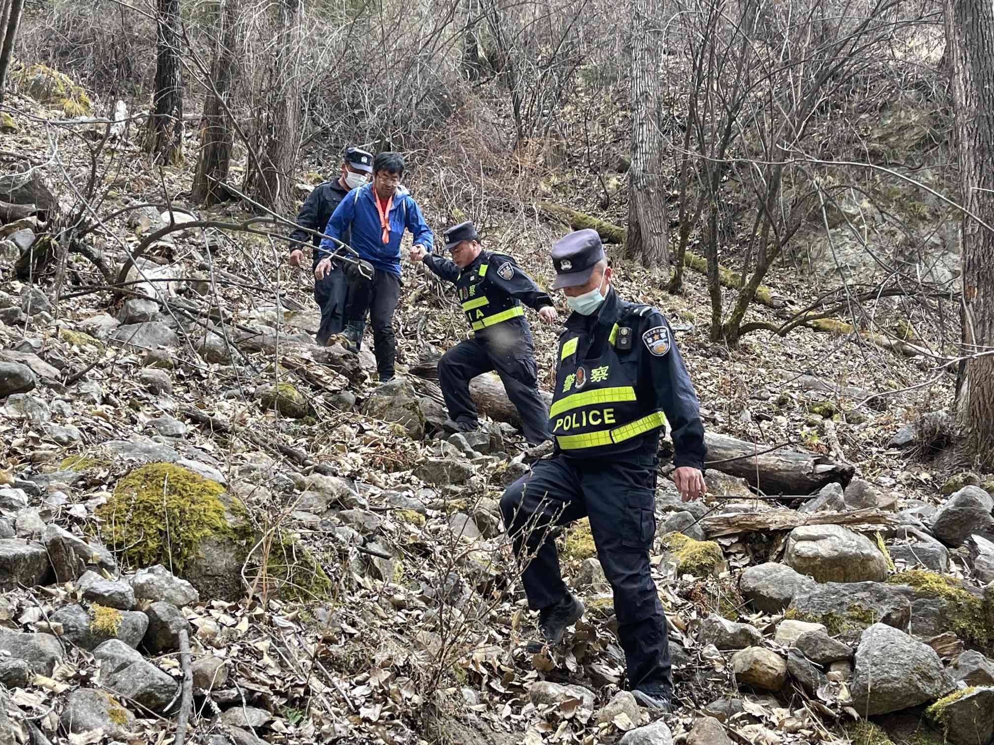 民警将走失游客带出大峡谷景区 江才云旦 摄.jpg