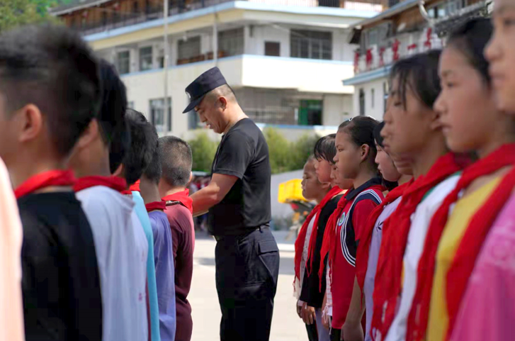 杜凯在孟寨村小学上体育课.png