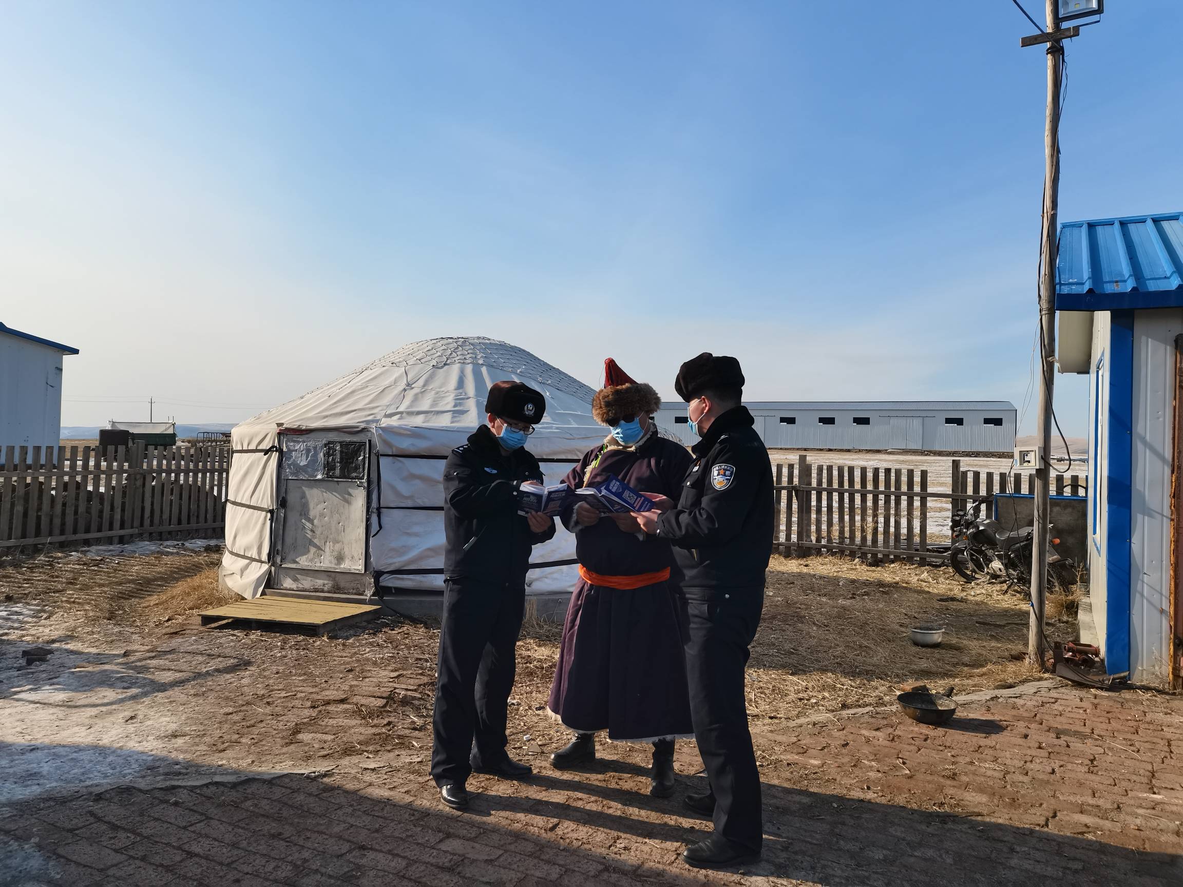 图为民警进行反诈宣传3.jpg