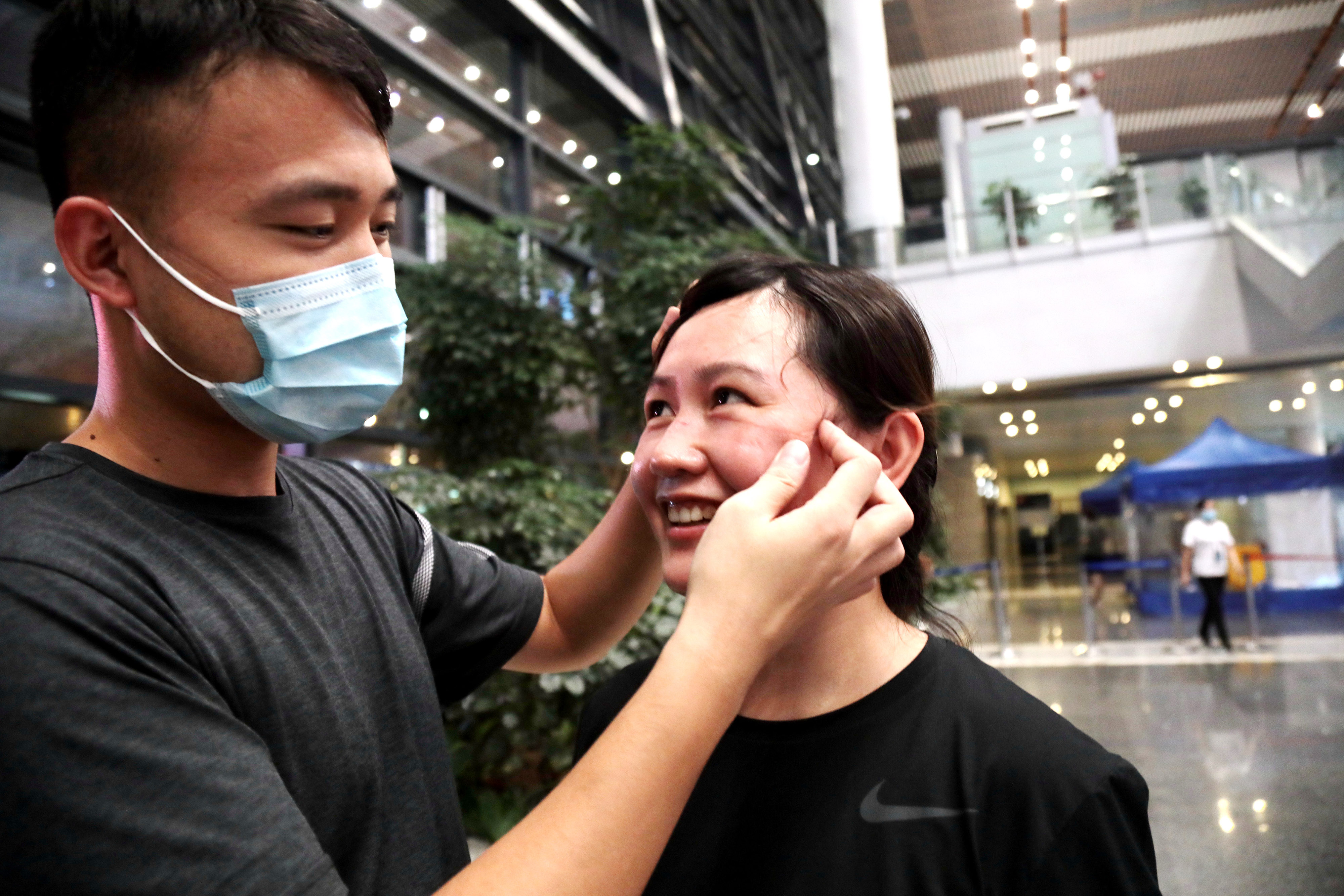 勤务结束后，刘肖肖查看妻子高云脸上的口罩勒痕.jpeg