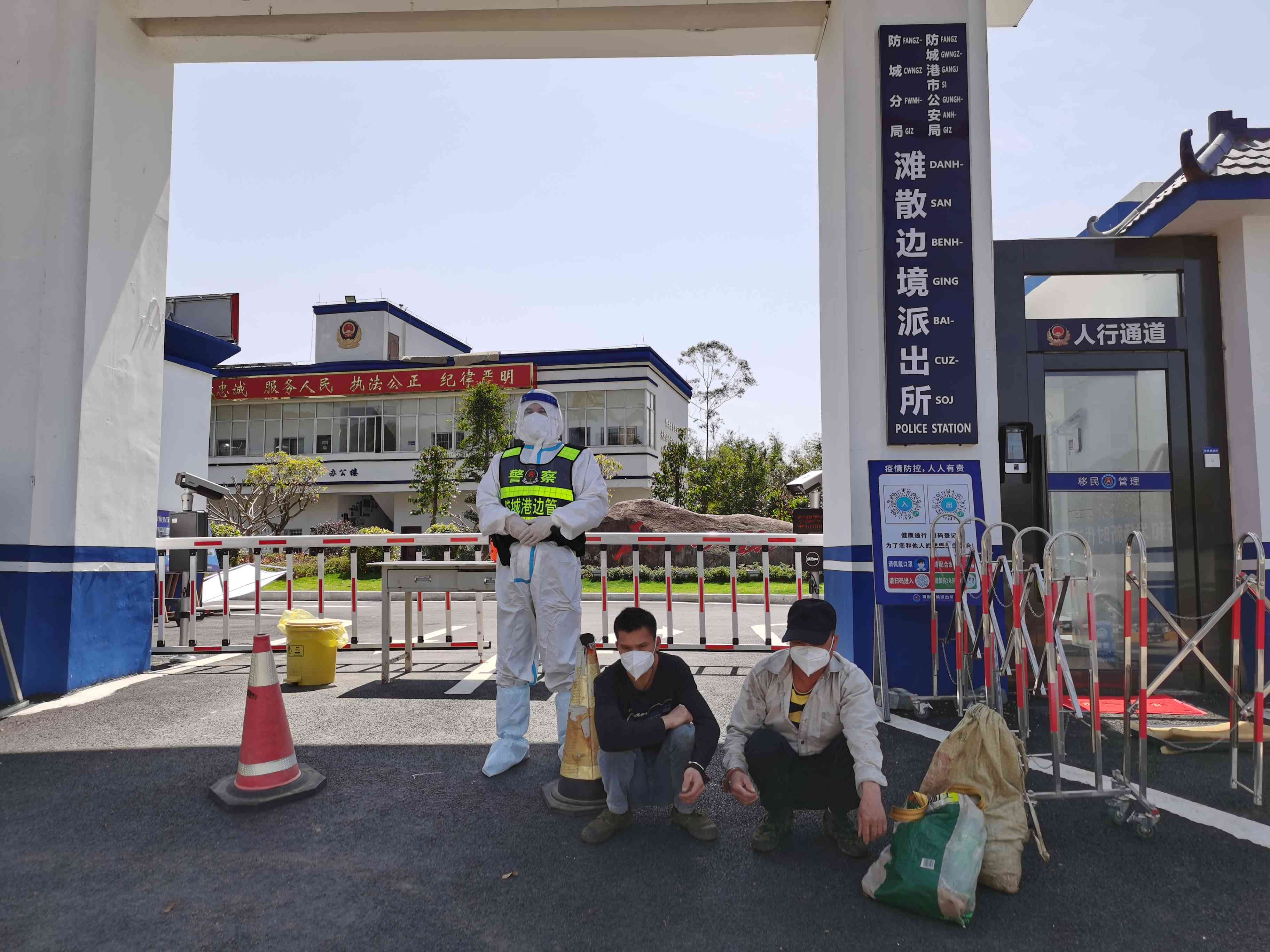 男子对八角起贼心  村民抓现行.jpg