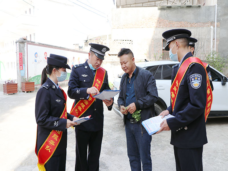 图三为民警为群众送法上门.jpg