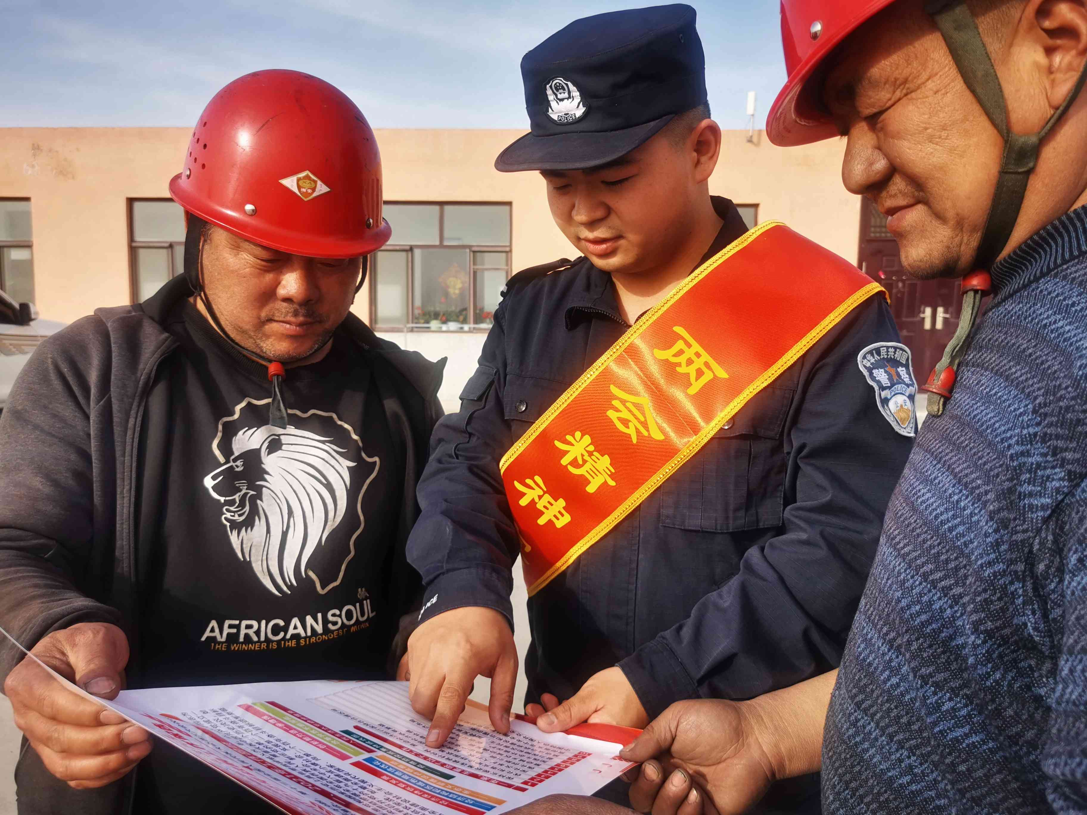 图为：乌拉台边境派出所民警正在向辖区企业务工人员宣讲两会精神1 (1).jpg