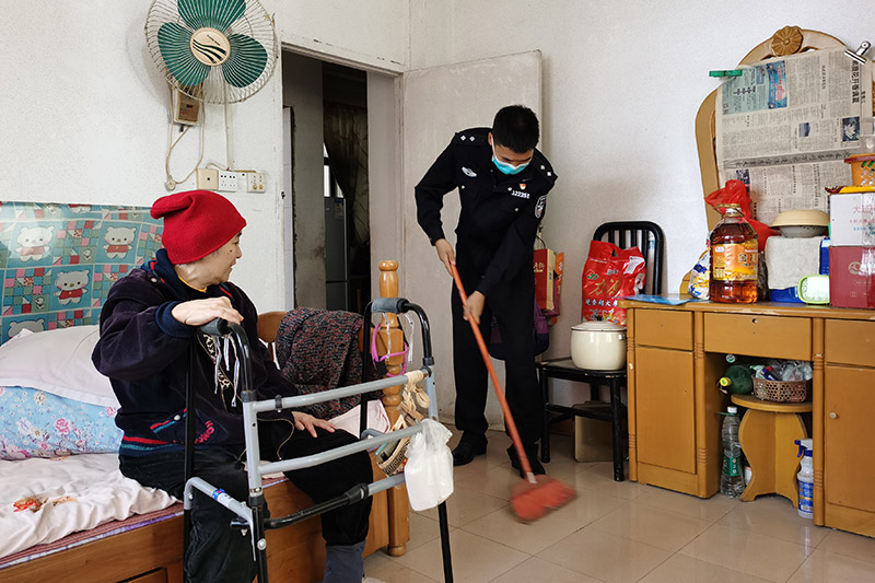 图为民警为刘阿姨家打扫卫生.jpg