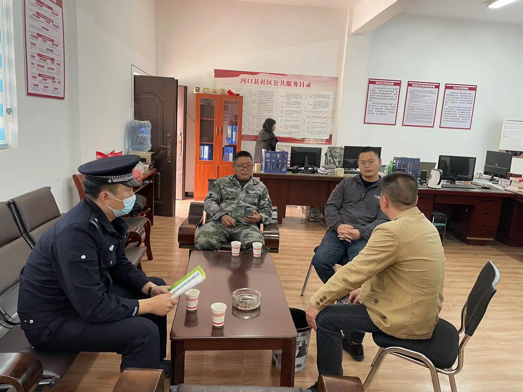坝洒边境派出所民警张光亮在社区开展调解工作.jpg