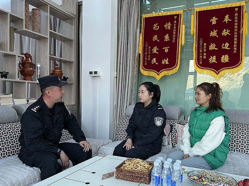 林芝边境管理支队派出所与女民警和家属开展座谈.jpg