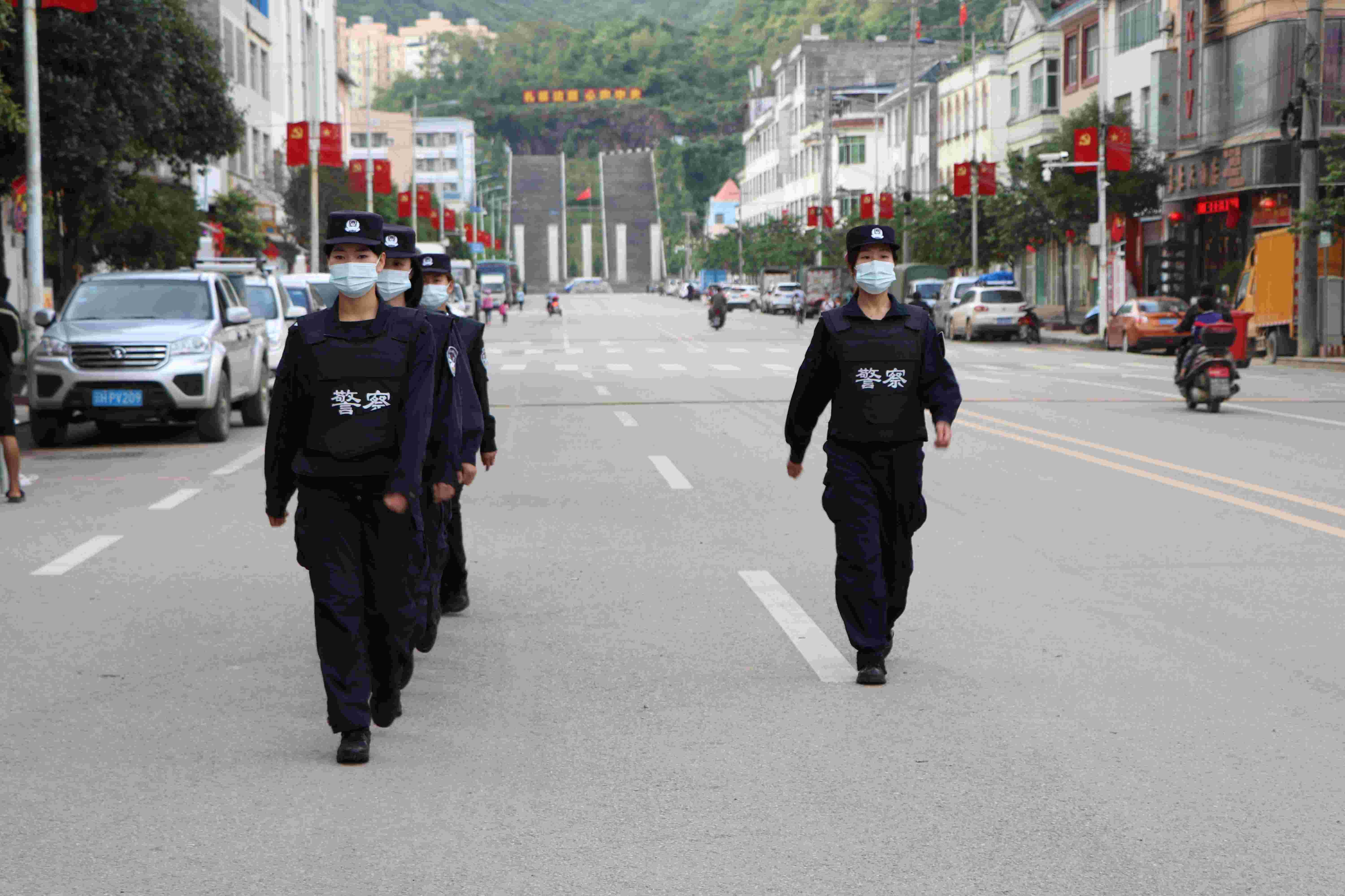 木棉花女警队街面巡逻.jpg