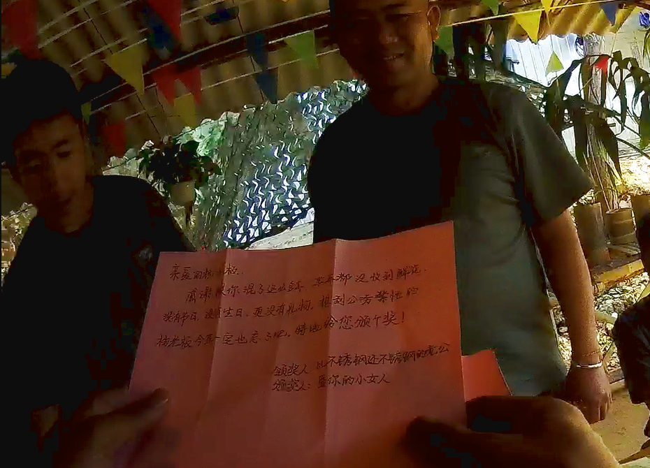 图为民警杨吕勇收到妻子邵娜寄来的信件（执法记录仪截图）.png