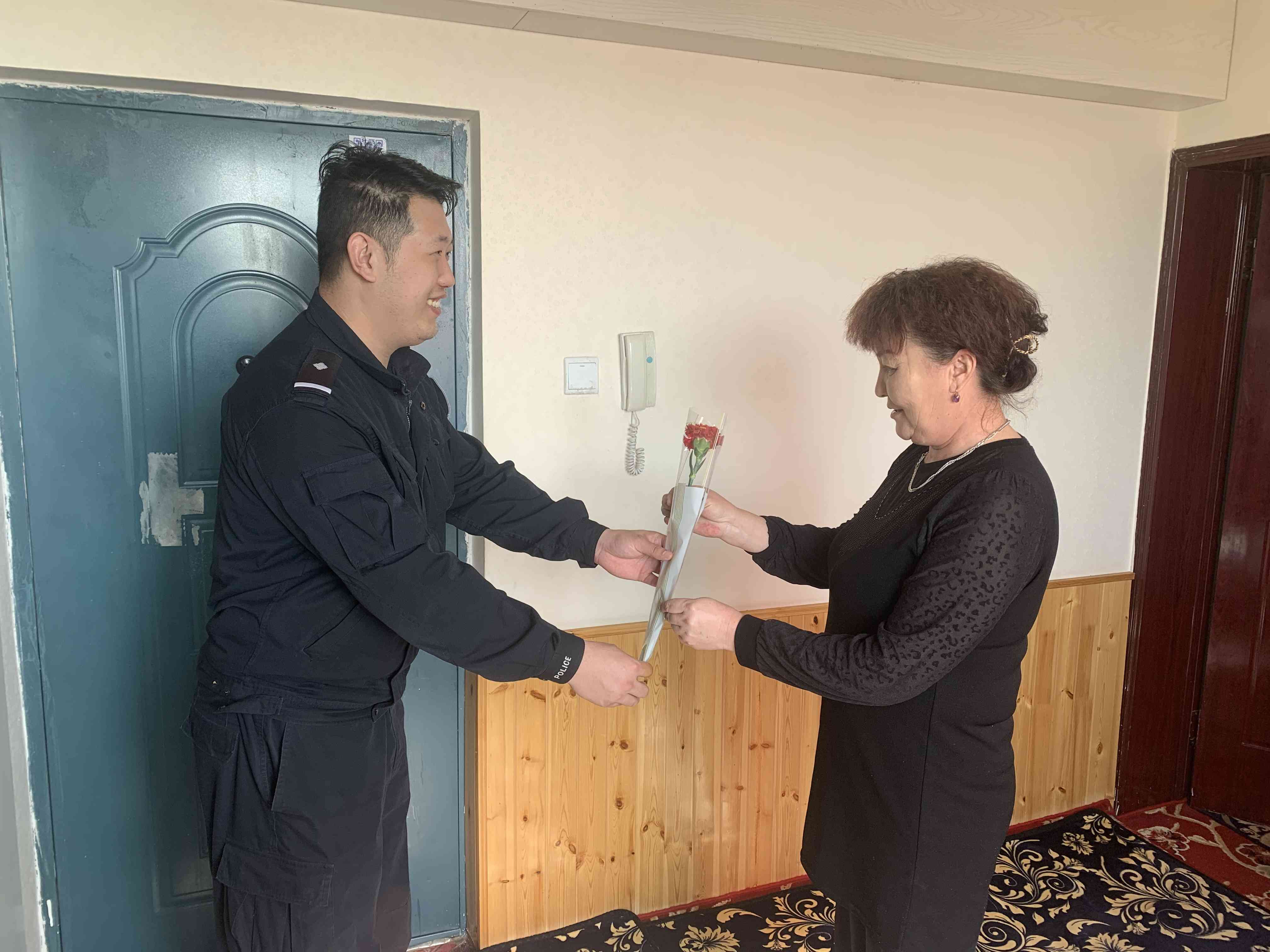 图为妇女节民警为结对亲戚送鲜花。.jpg