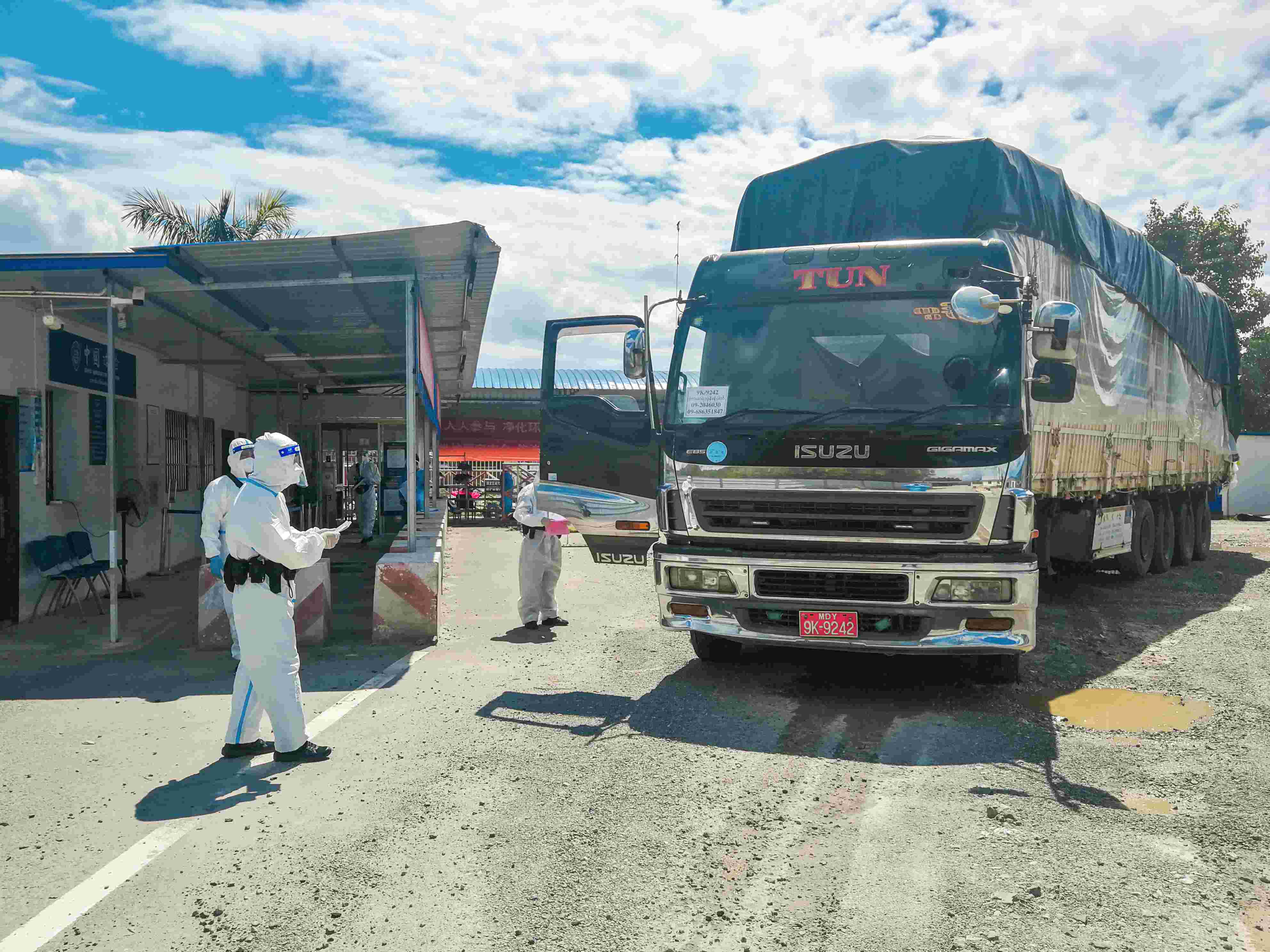 图为畹町边检站民警查验跨境货运车辆.jpg