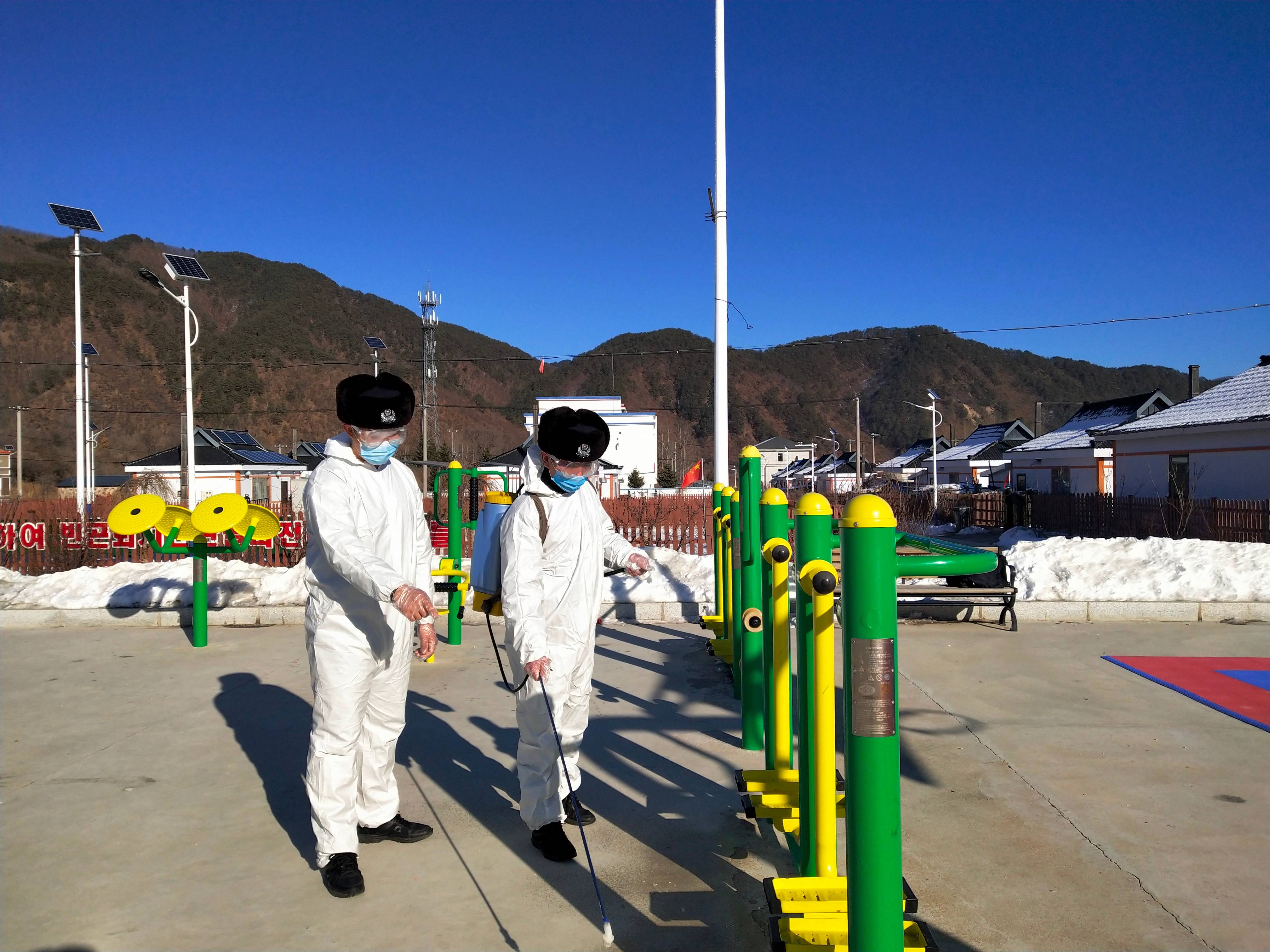 民警李俊华、李传振在高岭村公共娱乐场所开展消毒(1).jpg