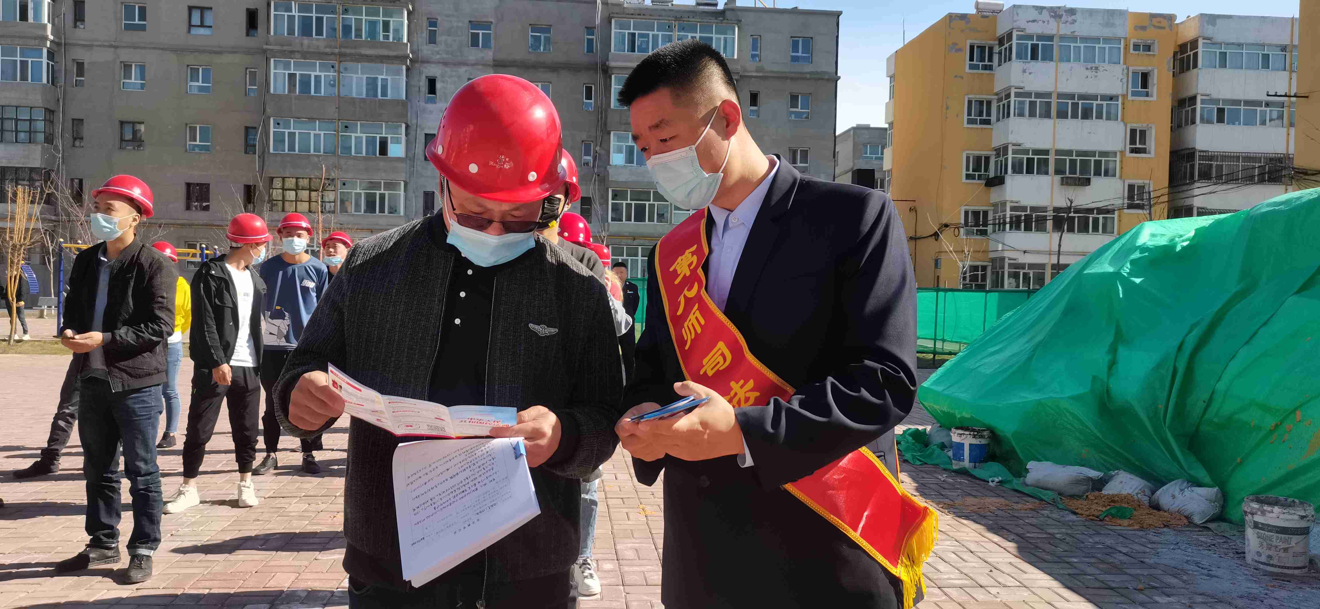 深入农民工聚集的工地宣传民法典等法律知识.jpg