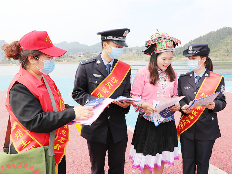 图二为普法服务队为少数民族群众讲解法律知识.jpg