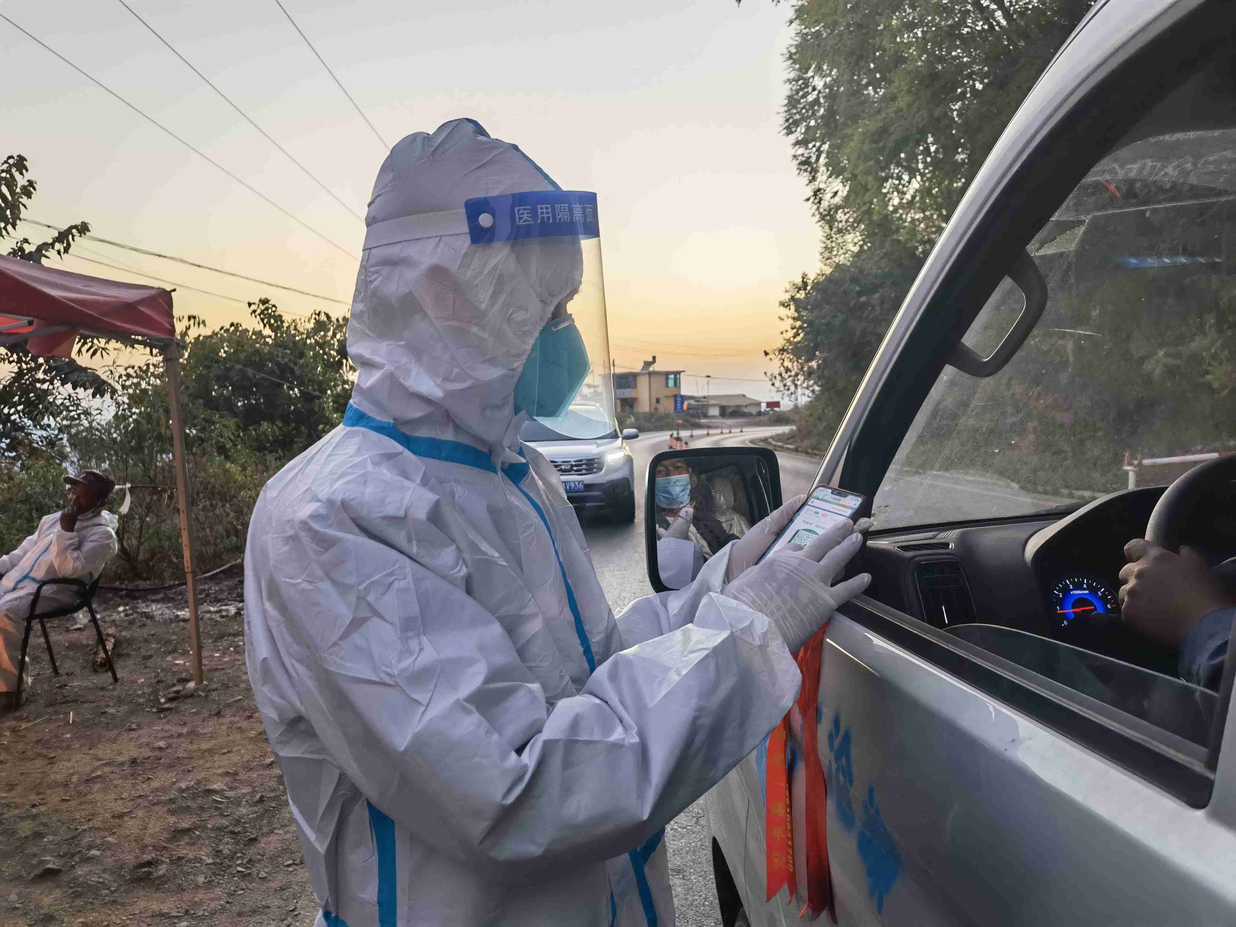 图为杨俊华参与疫情防控工作 (2).jpg