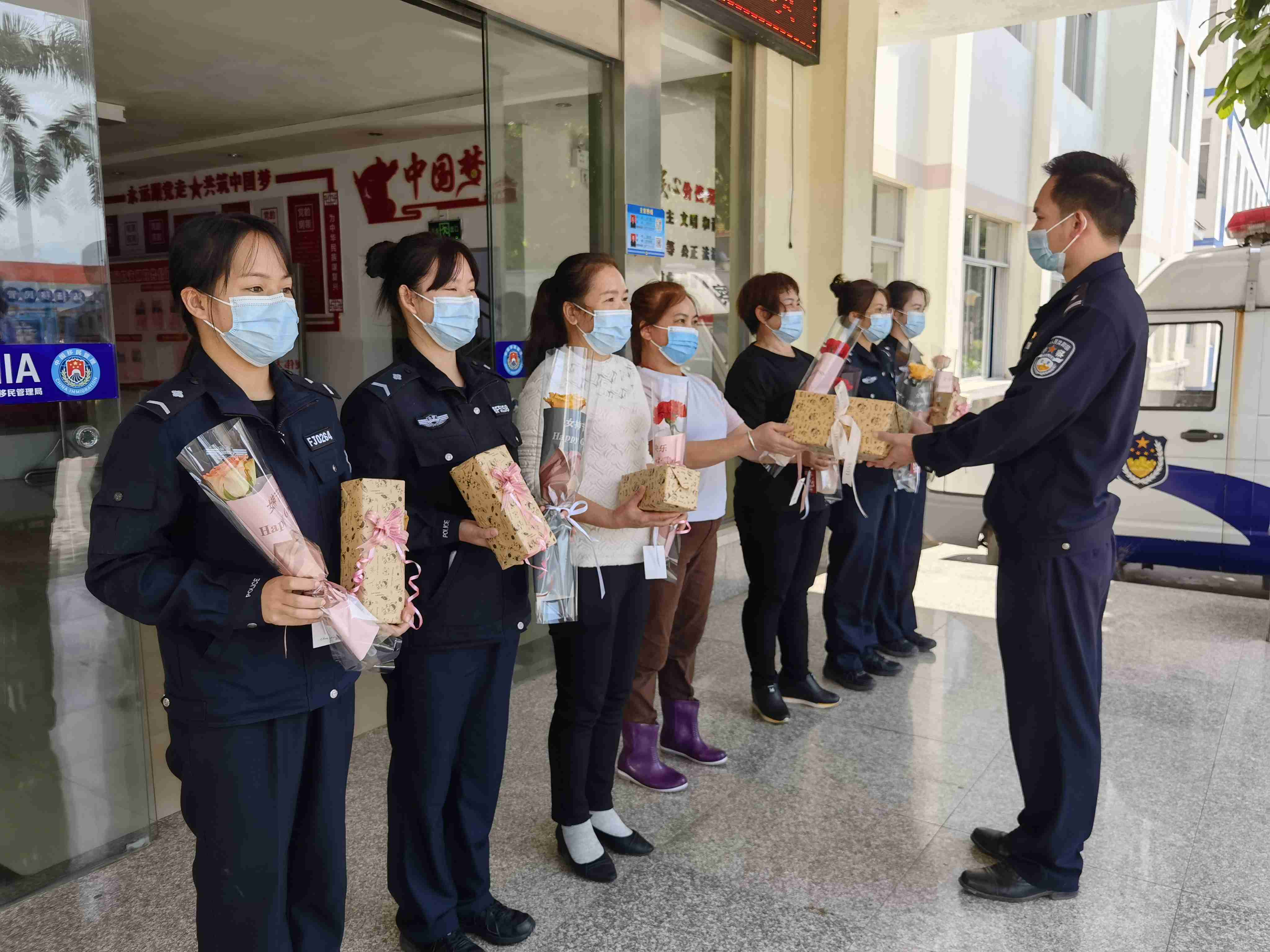 为女警职工送上鲜花和礼品.jpg