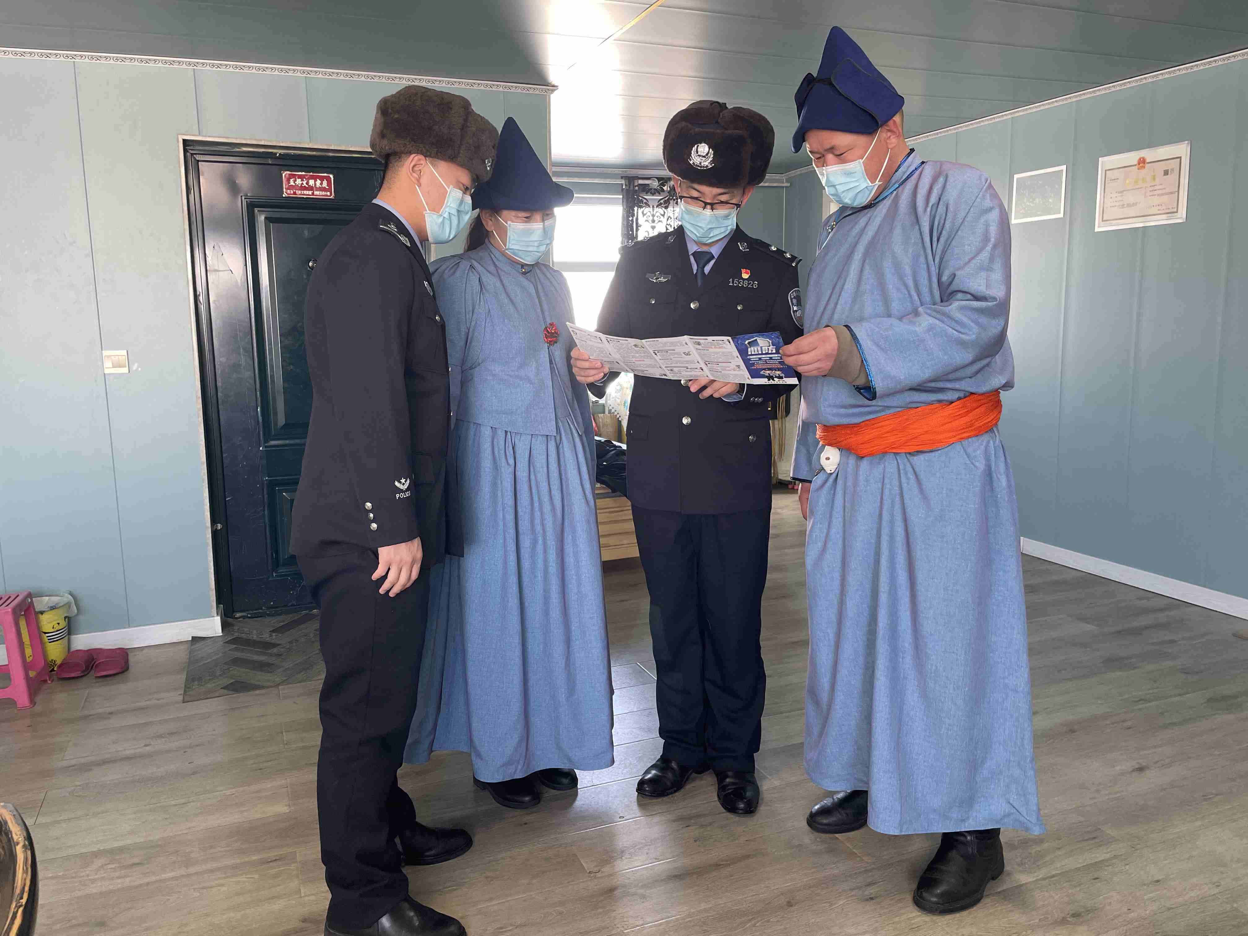 图为民警进行反诈宣传1.jpg